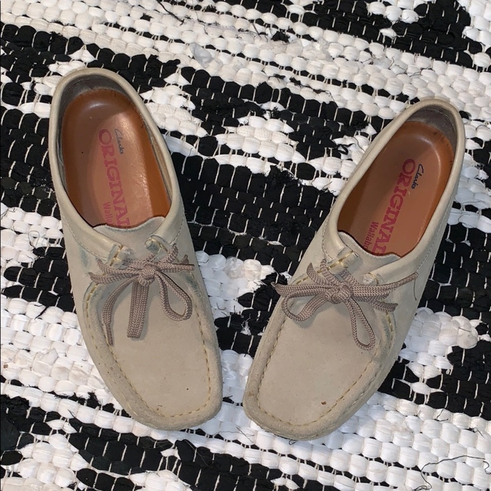Tan Clark’s wallabees size 8